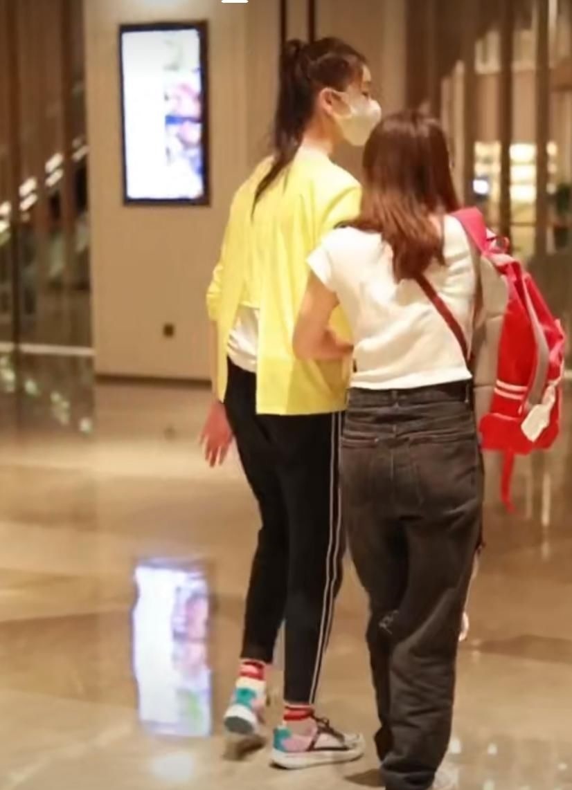 张艺凡再现空中一字马，表演后身体僵硬被两人搀扶，敬业态度让人心疼