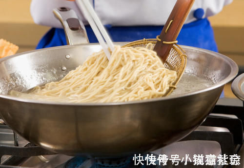 煮面条别再沸水下锅了,面馆师傅教你2招,面条又香又有嚼劲