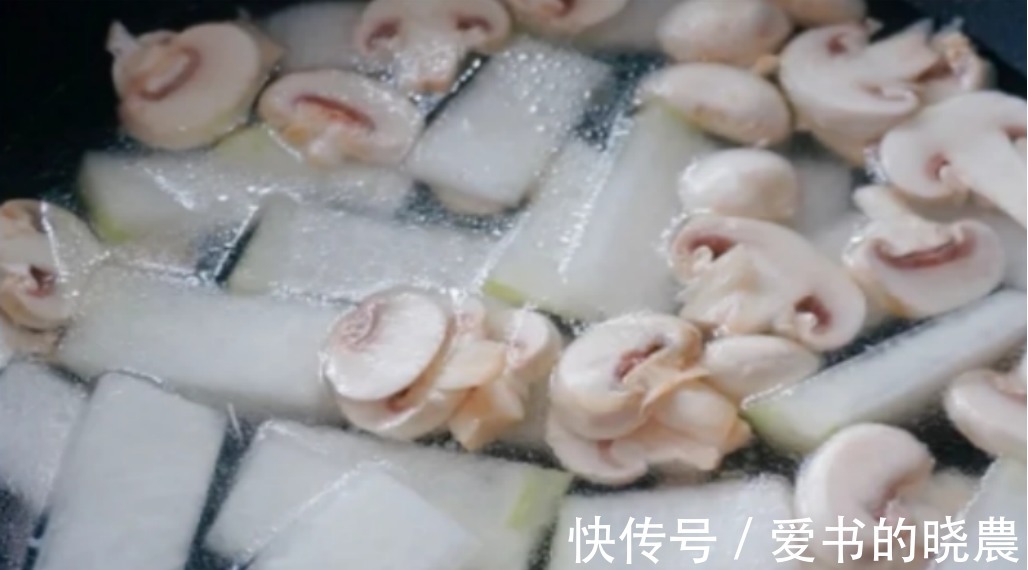 天冷了，喝鸡汤鱼汤不如喝它，顺应时令，营养极高，不懂吃可惜了！