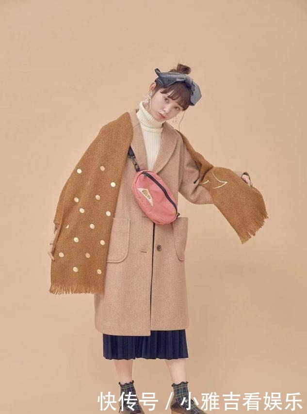 优雅|大衣下面不一定要搭裤子,今年流行“大衣+半身裙”,优雅显高级