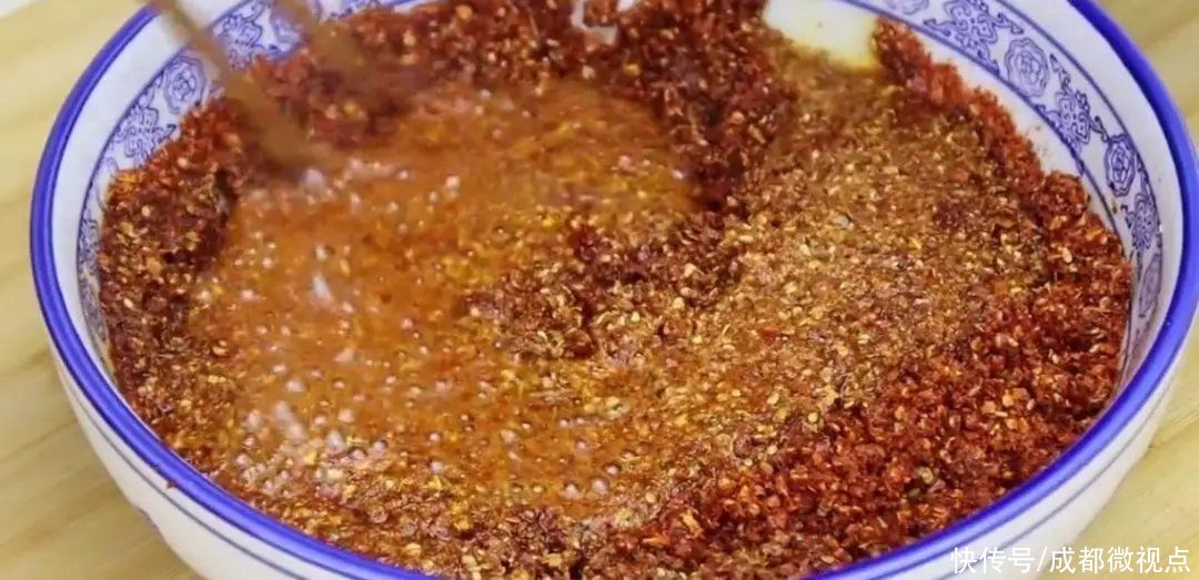 辣椒面|为什么饭店的辣椒油那么香，原来有秘诀，配方和比例全告诉你