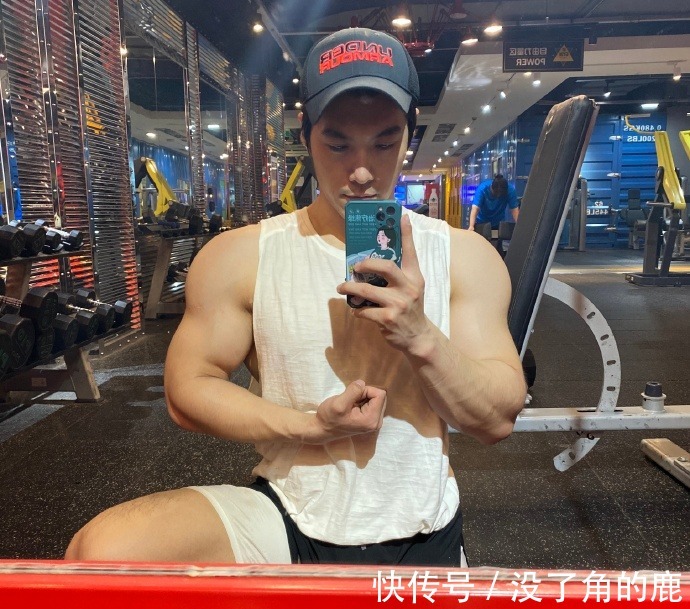 麒麟臂|爱健身的90后,胸肌发达麒麟臂健壮,在健身房常丢衣服!