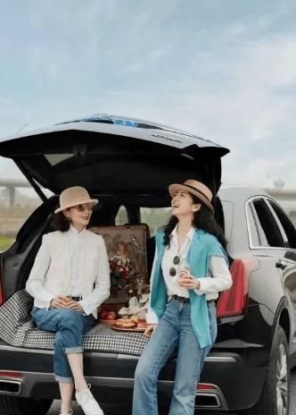 鞋装 脱掉你的运动鞋吧,今年流行这3种平底鞋,五十多岁女人穿好时髦