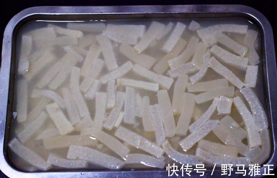 做猪皮冻,不能直接焯水!多做1步,晶莹剔透,爽滑Q弹,没腥味