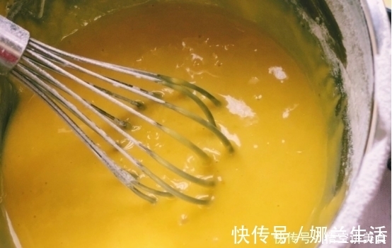 你吃过杯子里软糯的蛋糕吗?成本超级低,在家很容易做很软的蛋糕,大家应该特别喜欢。