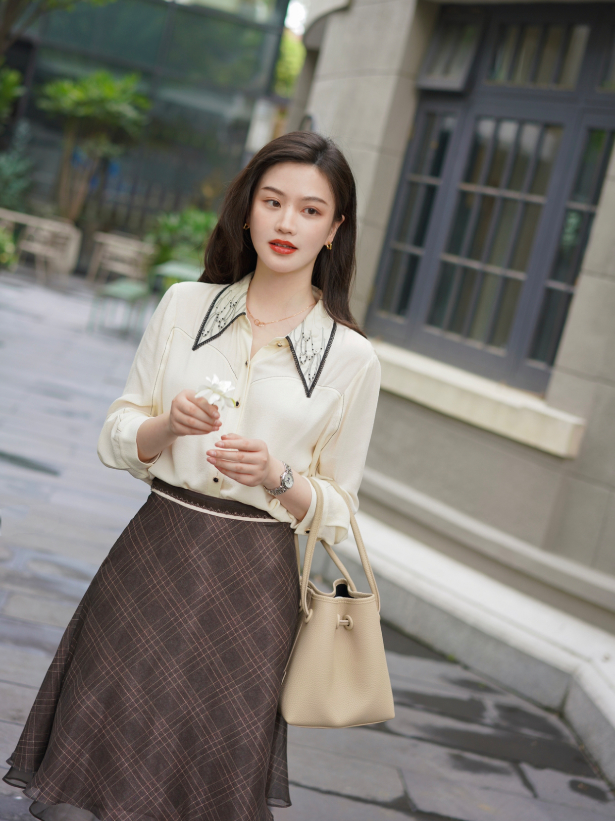 搭配|夏季,女神博主这样穿很高级,衬衫搭配半身裙简约利落,清爽减龄