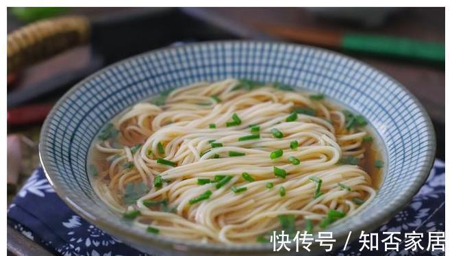 做法|夏天,面条最简单的做法,5分钟上桌,劲道滑爽又开胃,百吃不腻