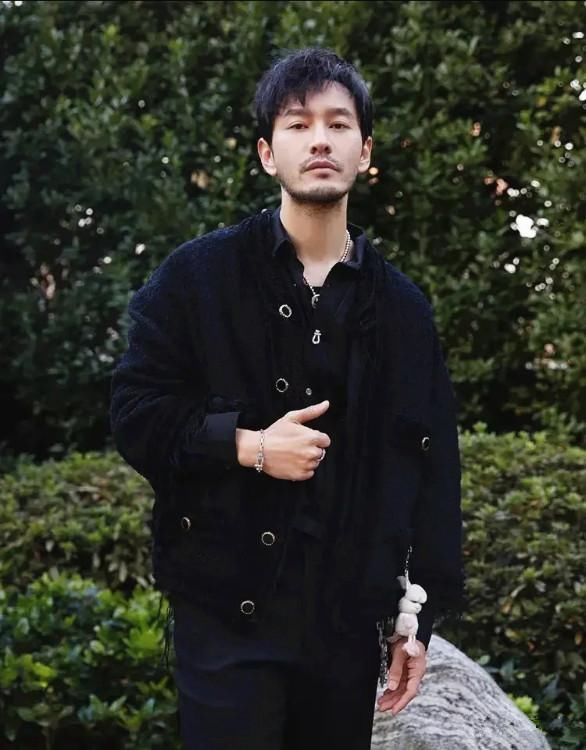 特有|43岁黄晓明形象大反转“胡子拉碴”拍写真 穿西装特有男人味