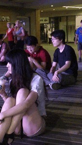 |搞笑GIF:老公你要相信我 我膝盖上面的伤就是这么来的