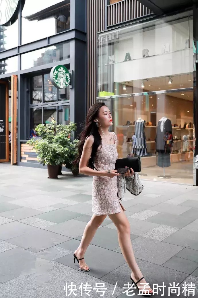 街拍: 高跟鞋搭配裙装, 能够让女性看上去更加优雅, 显得更有气质