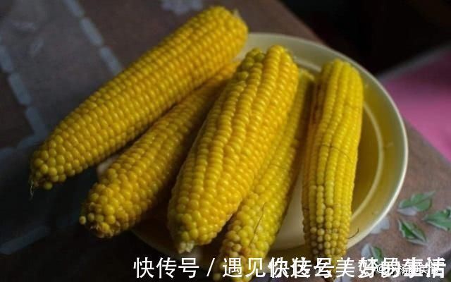 调料|煮玉米时,加这两种调料,玉米又香又甜,吃一次还想再吃