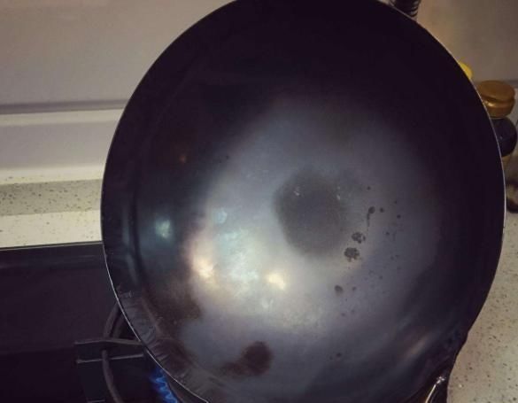 现象|新锅不要直接用,大厨教你正确“开锅”,使用寿命长,炒菜不粘锅