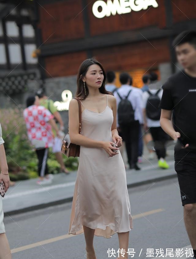 吊带 米白色吊带连衣裙搭配水晶高跟鞋,气质出众,青春靓丽!