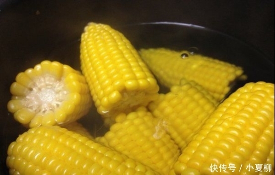 多汁|做水煮玉米,不要直接下锅!多加这一步,玉米鲜嫩多汁更香甜