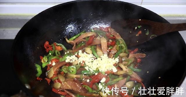 辣椒炒腊肉辣椒清脆,腊肉咸香,肥而不腻!