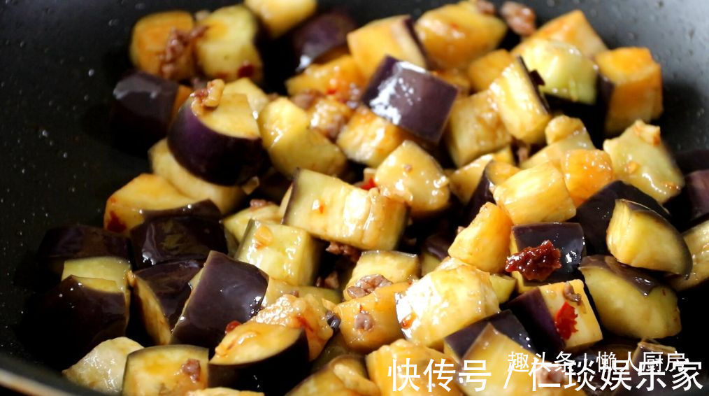 下饭|先蒸后炒,做出来的茄子不吸油,配上牛肉末一起炒,下饭好吃