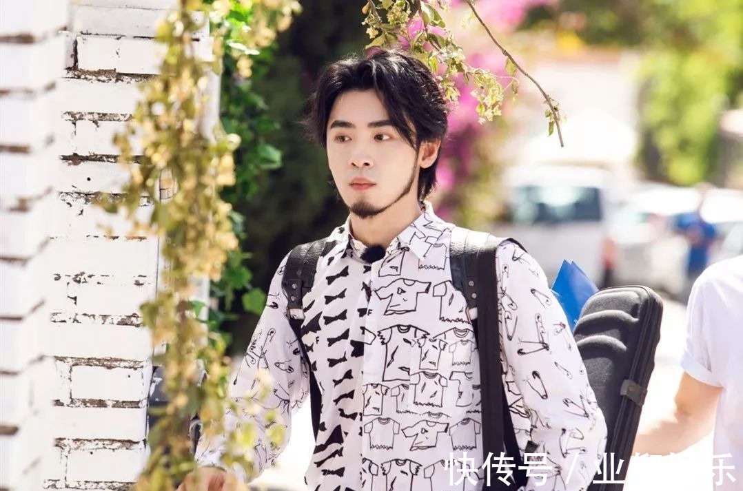 中餐廳高天鶴為留下來,拍黃曉明馬屁,楊紫看不下去當面潑冷水