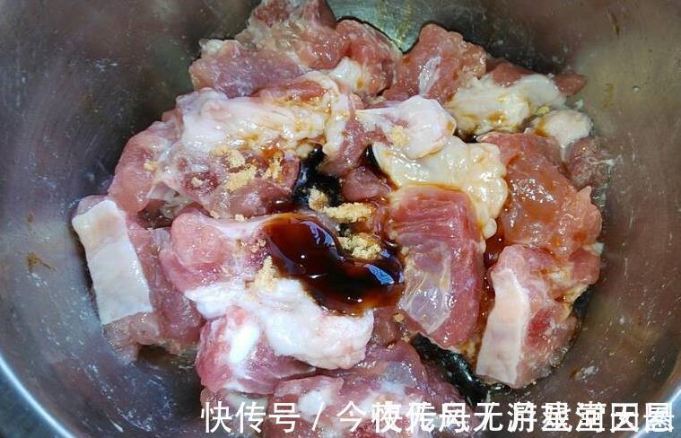 蒸排骨，最忌讳“焯水”！教您正确做法，排骨不腥，嫩滑多汁
