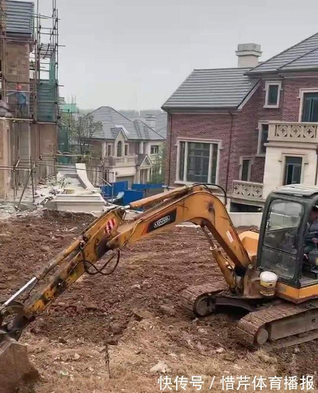 小家伙|宝爸接娃放学,俩小时不见归来,宝妈慌忙找寻,见到俩人后笑翻