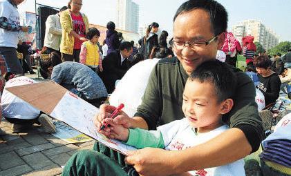 学习习惯|孙子因画鱼的作业被急哭,却被爷爷轻松化解,这方法真是“妙”