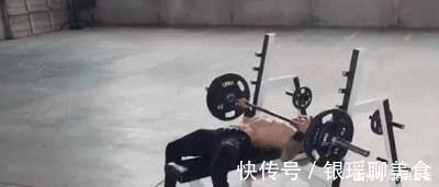 健身房|如何打造完美胸肌?一副哑铃就够了,每天10分钟练爆你的胸肌!