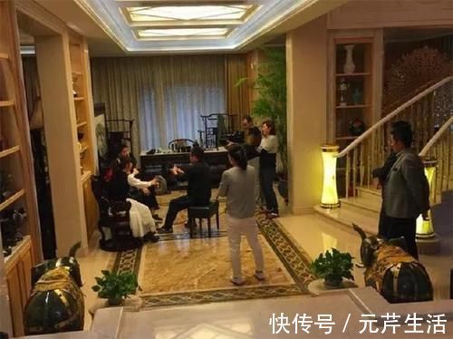 庭院|奥运冠军王楠的家,在庭院为狗狗搭建房屋,家中摆满了奖杯