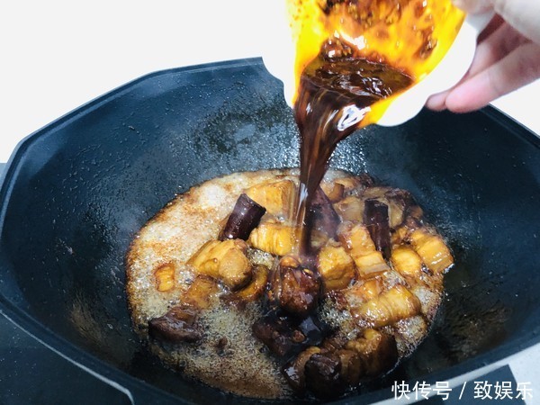 做红烧肉时,冰糖不是要点,大厨偷偷放点“它”,一大锅不够吃