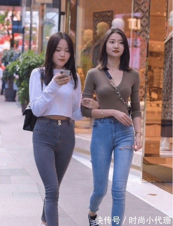 裤子 同样是穿牛仔裤,美女很勇敢的把裤子“割”了一大口,心还真是够大的!