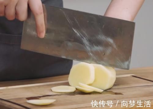 鲜香|土豆这样做太好吃,鲜香软糯,简单营养,孩子爱吃的解馋美食