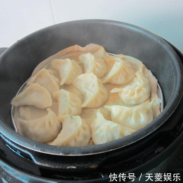 白菜饺子此样调馅太好吃了，做法简单，味道鲜美，好吃停不下来