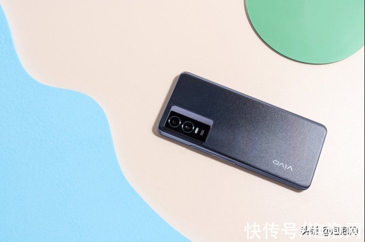 vivo|44W 闪充搭配吸睛颜值，vivo Y76s成千元首选