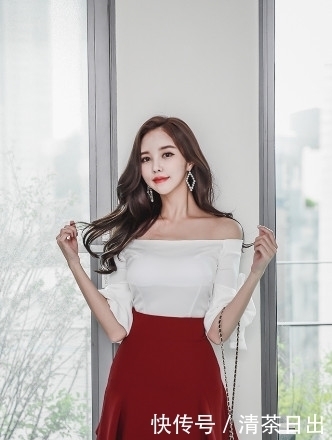 优雅|小姐姐身穿一字肩短裙,完美升华优雅的时尚女神,网友:好迷人