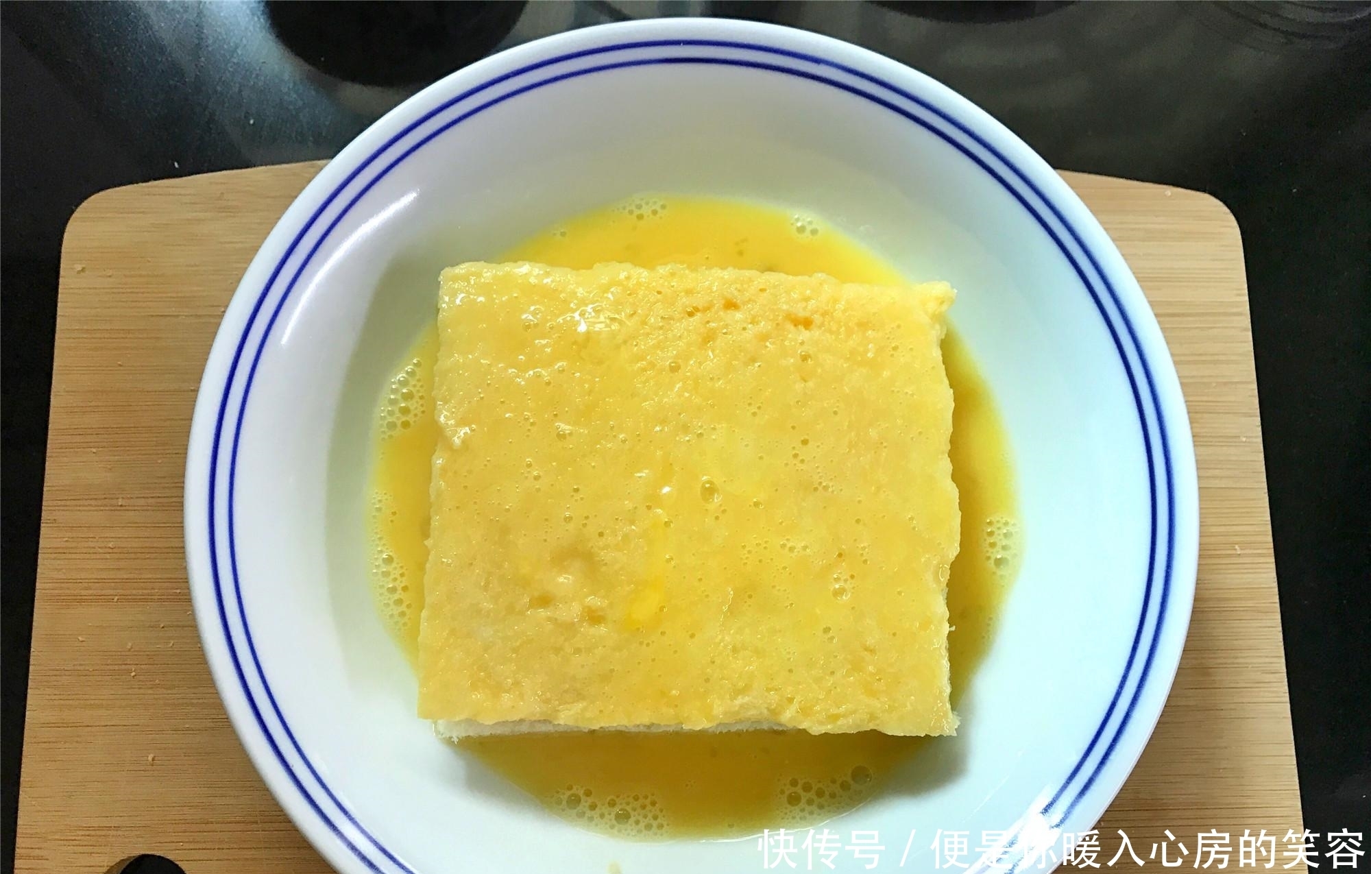 吃剩的吐司不要扔,加2个鸡蛋,1个芒果,就变成了好吃的甜点