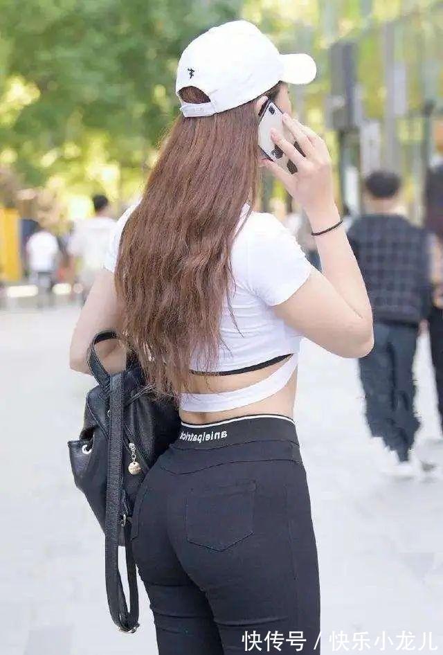 打底裤 白色露脐上衣搭配运动黑色打底裤,整体运动风格,气质酷爽优雅