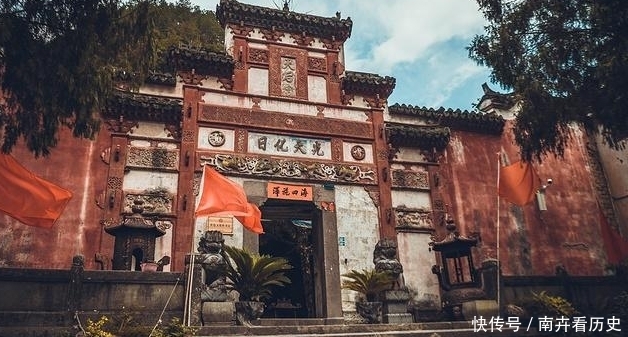 浙江隐藏了一个凤凰古镇，是个红色小镇，比湖南湘西人少