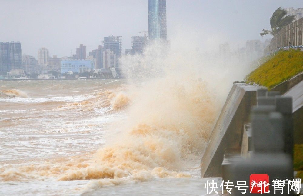 观海|台风“圆规”来袭 海口西海岸沙滩被海浪淹没