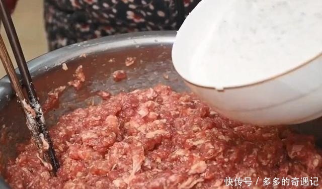 松软|炸牛肉丸子时,切记“3用2不用”,丸子酥香松软,久放不变硬