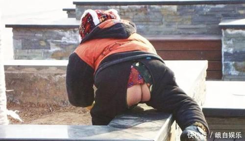 医生|奶奶嫌天热给孙子穿开裆裤，却把娃坑进了医院，医生不怕断后吗