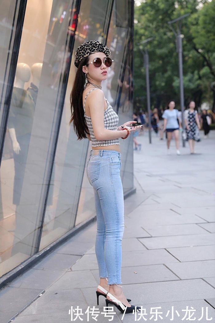 选择|浅色的牛仔裤，造型摆脱千篇一律的感觉，让人觉得眼前一亮