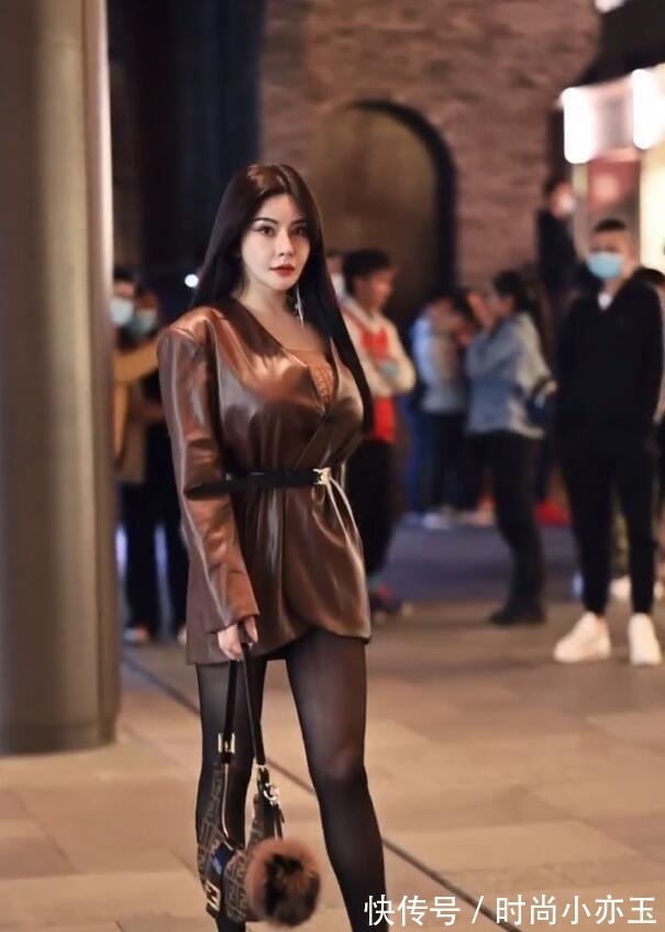 美女|皮裙美女散发着高级感，随性的穿搭，一般人驾驭不了
