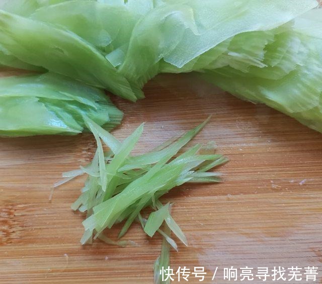 凉拌莴笋丝|凉拌莴笋丝,脆脆的,适合炎热的夏天!