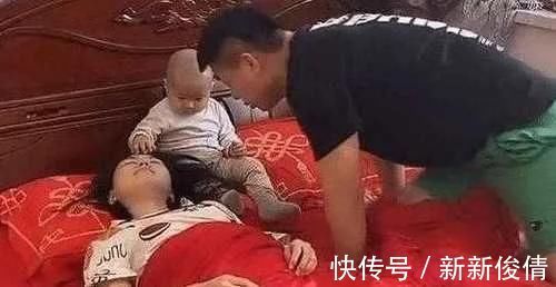 宝宝|一家三口睡觉照片曝光,爸妈熟睡宝宝坐一旁,宝宝这家长真难带