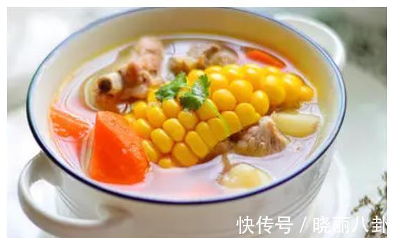 胡萝卜玉米排骨汤|秋季气温一天天的在下降，孩子多喝高钙汤，暖身暖胃提高免疫