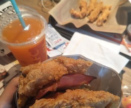 橙汁|买汉堡再送一杯“橙汁水”,老板不怕亏老板再送5杯也不要紧