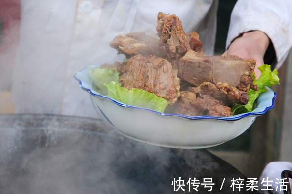黄栀子|酱大骨在家也能做,大厨教你饭店不外传的秘方,酱香浓郁香烂入味
