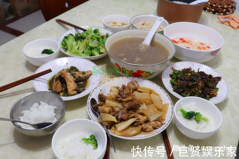 一家五口的晚餐，四菜一汤一道凉拌菜不足100元，婆婆直夸我贤惠