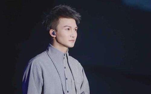 乌克兰 “小太阳”周深:从饱受欺凌到歌坛传奇,他的经历使人心疼