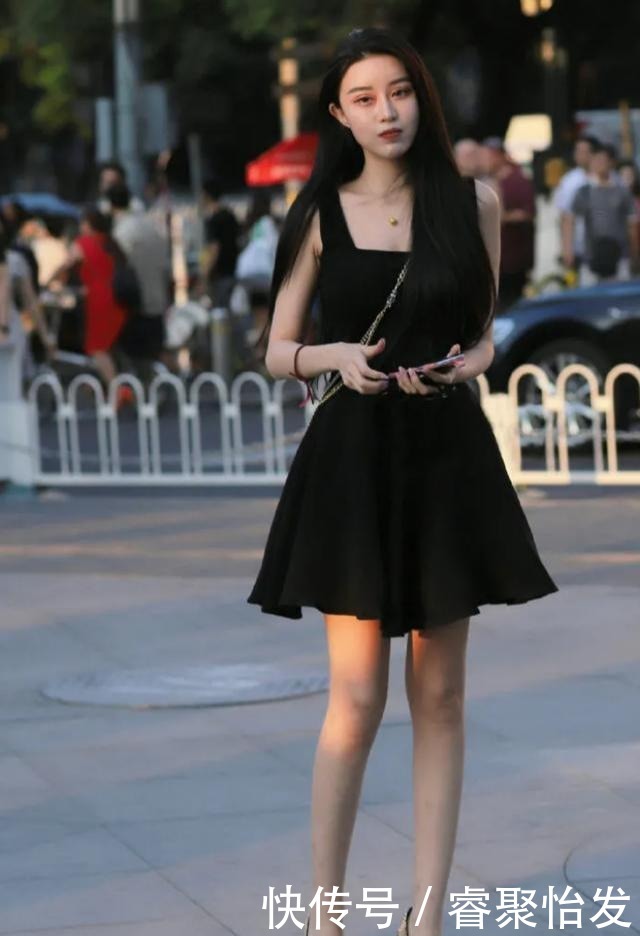 洋气|美女穿“短靴+连体短裤”秀身材,潇洒又洋气,轻松成为街头焦点