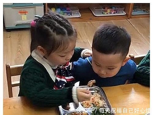 脑门|可爱,龙凤胎宝宝共吃一份饭,姐姐吹凉了喂弟弟,弟弟顶脑门感谢