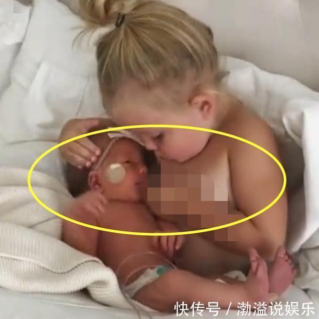 小宝宝|新生二胎哭闹不止，3岁姐姐暖心“哺乳”安抚，妈妈被逗笑